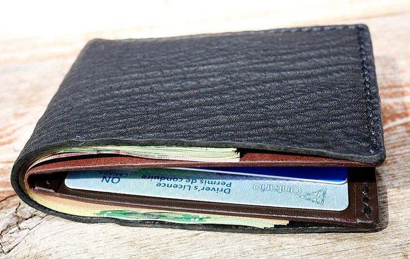 Slim AirTag Wallet — RFID Blocking